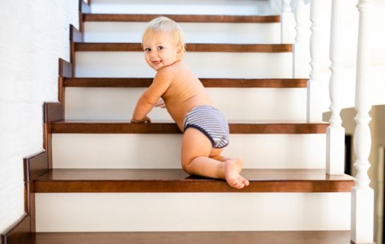 Jak zabezpieczyć schody przed dziećmi? Jaką funkcję pełnią barierki zabezpieczające dla dzieci?