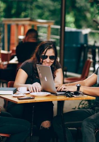 photo 1520881363902 a0ff4e722963cropentropycstinysrgbfitmaxfmjpgixidMnwxNDA1NTd8MHwxfHNlYXJjaHw0Nnx8YnVzaW5lc3MlMjBob3RlbHxlbnwxfDB8fHwxNjYxMjc5ODg4ixlibrb 1.2.1q80w1080