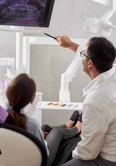 photo 1606811841689 23dfddce3e95cropentropycstinysrgbfitmaxfmjpgixidMnwxNDA1NTd8MHwxfHNlYXJjaHw1fHxkZW50aXN0fGVufDF8MHx8fDE2Njk0ODc2MTUixlibrb 4.0.3q80w1080